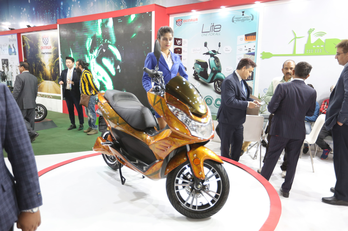 Okinawa Cruiser, skuter listrik yang mirip Honda PCX.