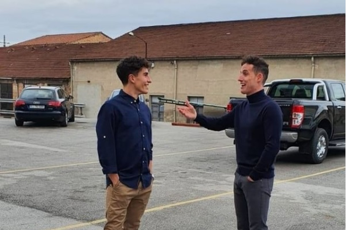 Sempat gak akur, ini pertemuan pertama Marc Marquez dan Pol Espargaro setelah keduanya disatukan di tim yang sama, yaitu Repsol Honda.