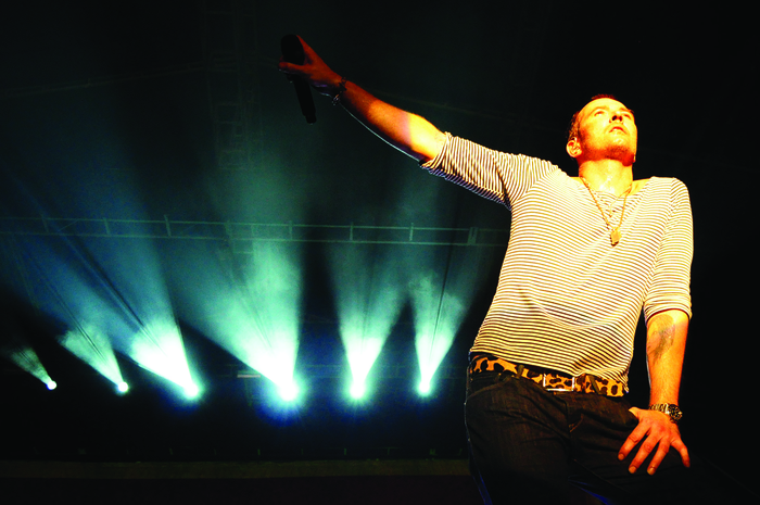 Vokalis Stone Temple Pilots, Scott Weiland, dalam konser di Jakarta, Minggu (13/3/2011)