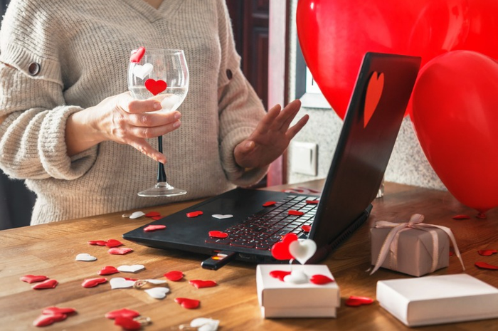 Ilustrasi merayakan Valentine secara virtual.