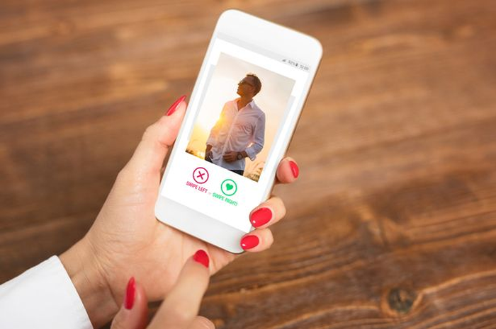 Ilustrasi pakai aplikasi Tinder yang aman