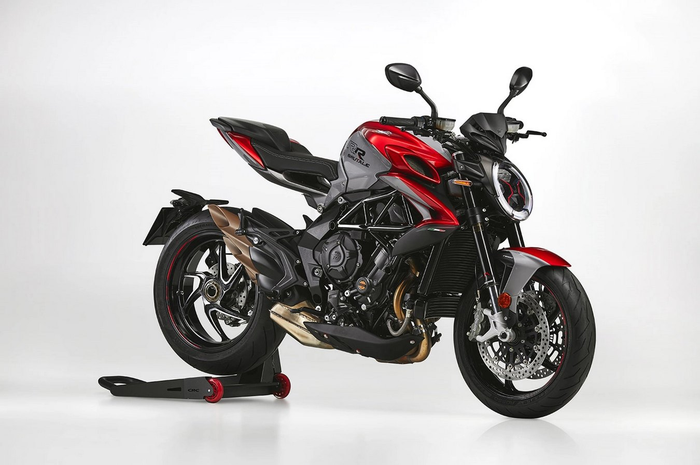 MV Agusta Brutale 800 RR 2021 meluncur.