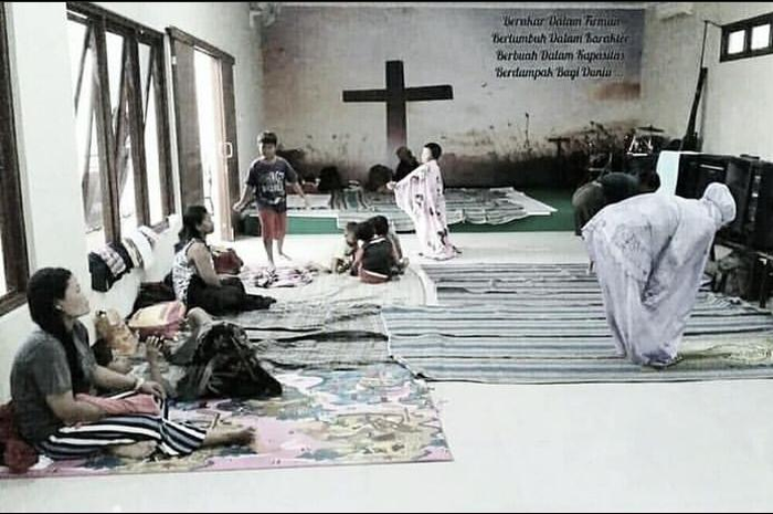 Viral foto pengungsi Banjir Kudus shalat di gereja