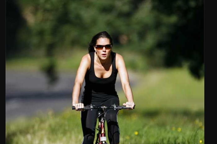 Kate Middleton saat bersepeda di tahun 2008