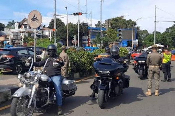 Rombongan moge lolos ganjil genap Kota Bogor, polisi dan bupati angkat bicara.