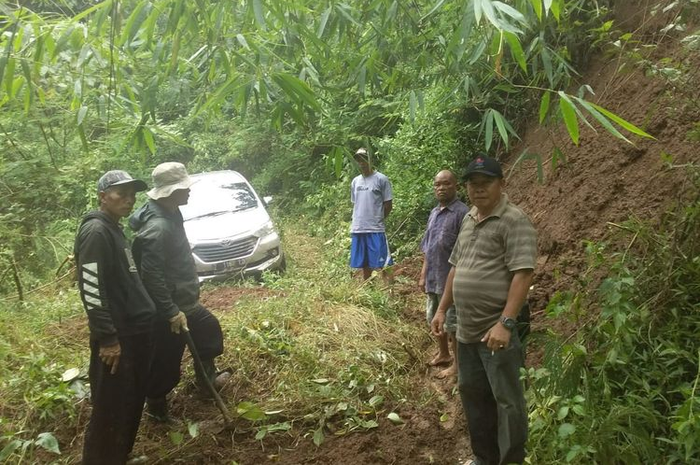 Mobil tersesat di Hutan