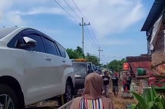 Setelah dapat uang ganti untung dari PT Pertamina, satu desa bersamaan beli mobil baru.