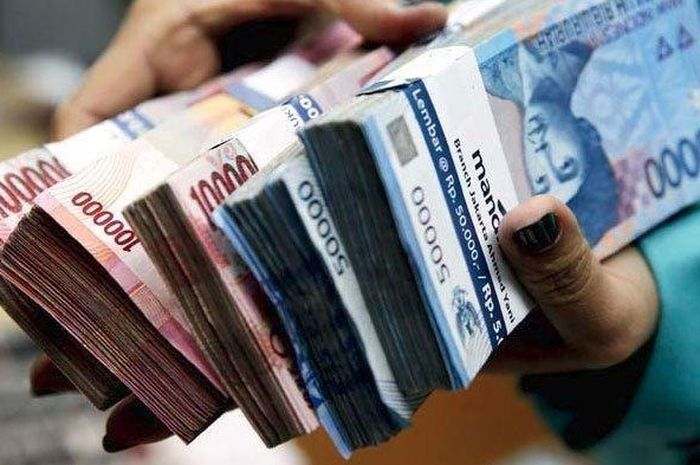Ilustrasi uang. Cara daftar bantuan RP 3,55 juta pengganti BLT Rp 2,4 juta dari pemerintah, cepetan ambil KTP dan HP/