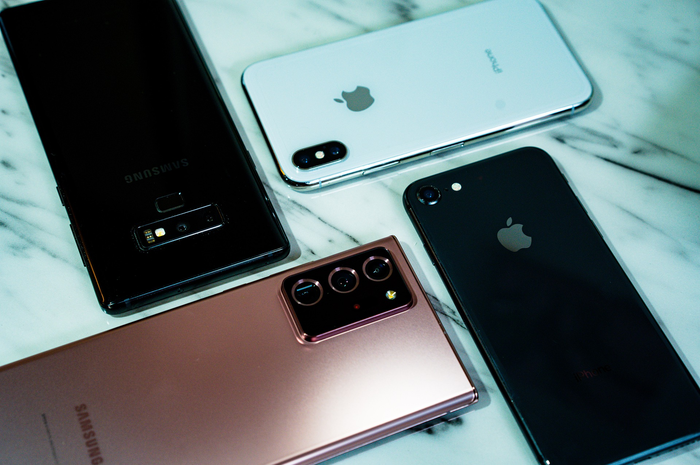 Ilustrasi smartphone Galaxy (Samsung) dan iPhone series (Apple)
