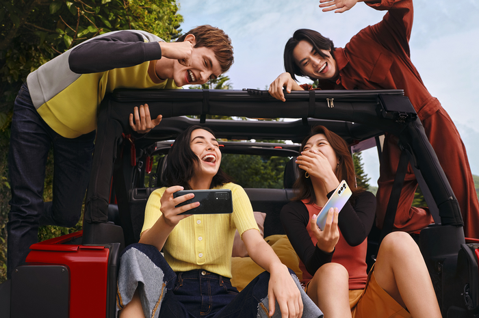 Ilustrasi bermain hp bersama teman-teman gunakan Oppo Reno5 5G