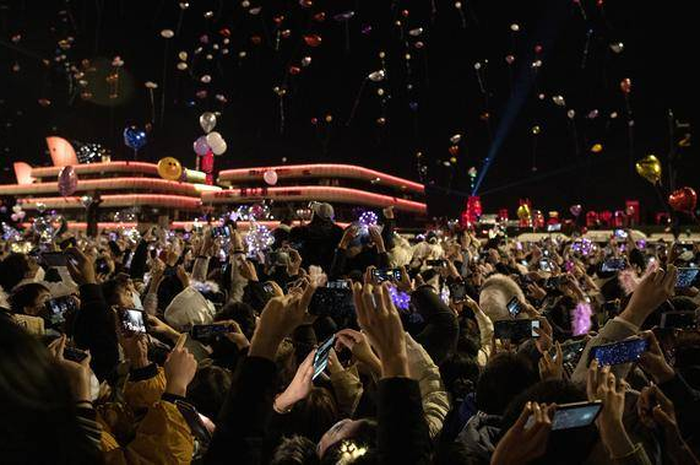Ribuan warga asyik pesta tahun baru 2021 di Wuhan