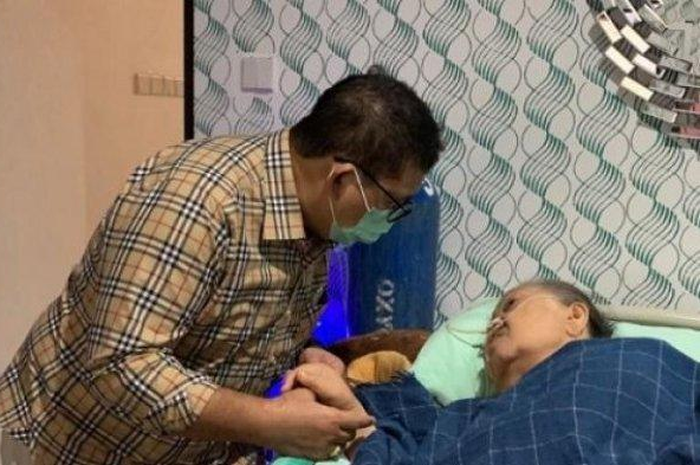 Kabar duka datang dari Wakil Ketua Umum DPP Partai Gerindra, Fadli Zon. Ibunda dari Fadli Zon, Ellyda Yatim binti Muhammad Yatim meninggal dunia pada Jumat (19/2/2021) siang ini. 