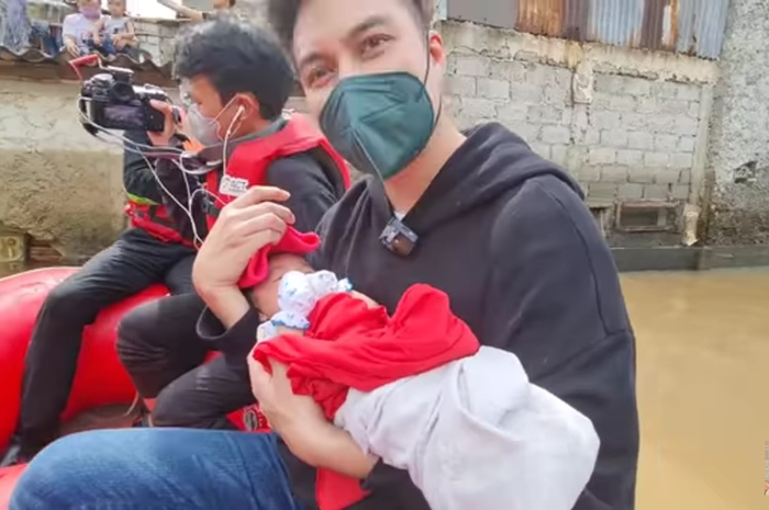 Baim Wong saat bantu evakuasi bayi dari banjir Jakarta