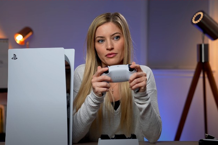YouTuber IJustine saat melakukan unboxing Sony PlayStation 5 (PS5) beberapa waktu yang lalu