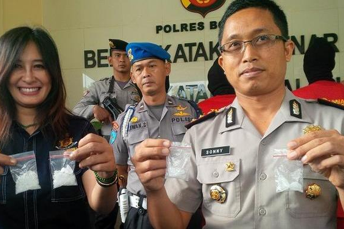 Kapolres Bogor AKBP Sonny Mulvianto Utomo dan Kasat Narkoba Polres Bogor, AKP Yuni Purwanti, menunjukkan barang bukti sabu, Kamis (15/1/2015). 
