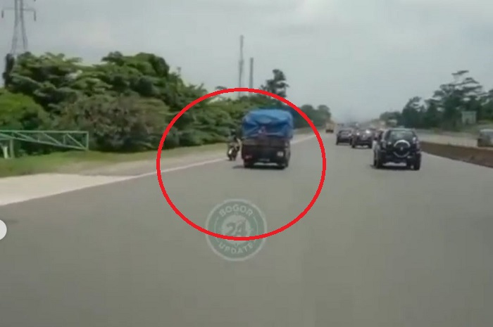 Emak-emak naik motor terobos tol lagi, gak sadar dendanya segini.
