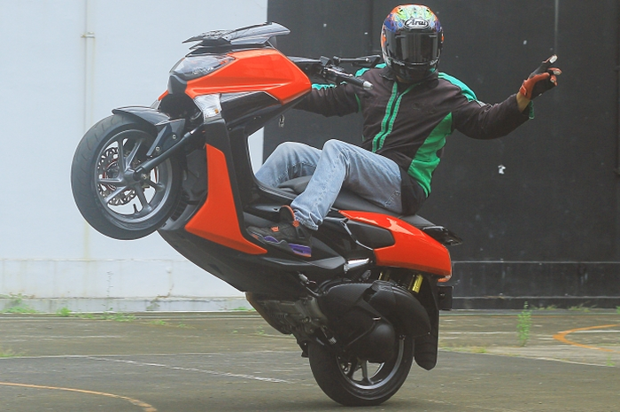 Tito Aprianto wheelie naik Yamaha NMAX bore up andalannya