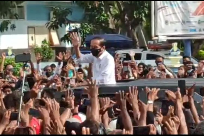 Kerumunan warga saat Presiden Jokowi mengunjungi Maumere.