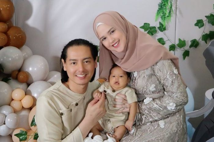 Roger Danuarta, Cut Meyriska, dan sang anak Shaquille Kaili Danuarta.