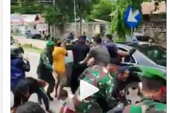 Emak-emak dorong motor Paspampres Jokowin sampai terjatuh di Nusa Tenggara Timur (NTT).
