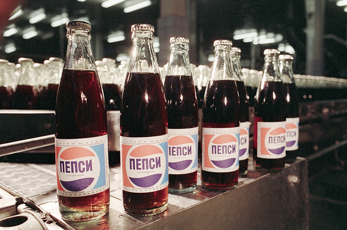 Botol Pepsi Soviet di pabrik yang berbasis di Moskow, 1991