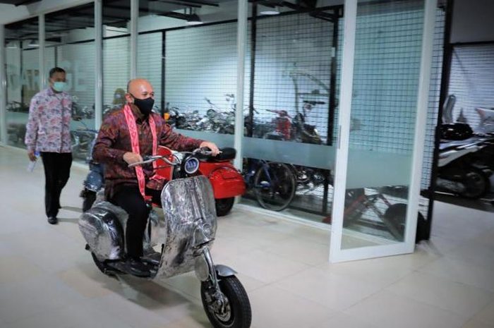 Teten Masduki Menteri Koperasi dan Usaha Kecil dan Menengah (UKM) sambangi Elders Garage jajal Vespa Chooper Listrik hari Selasa (23/02).