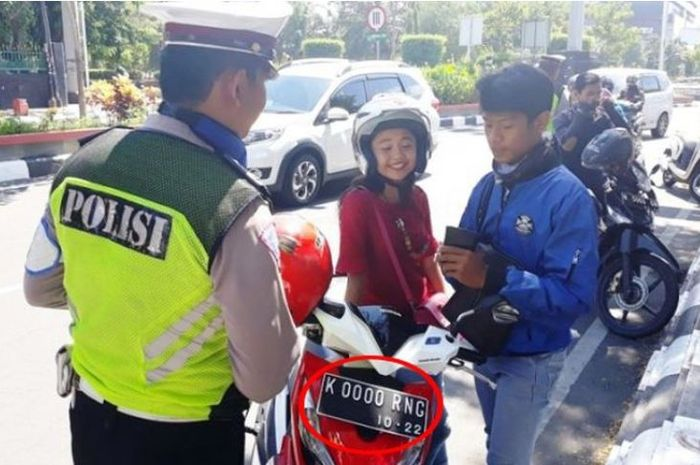 Ilustrasi pemakaian pelat nomor palsu di motor.