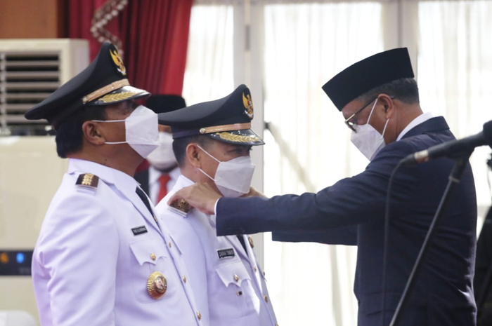 Gubernur Sulsel Nurdin Abdullah saat melantik Kepala Daerah di Rumah Jabatan Gubernur