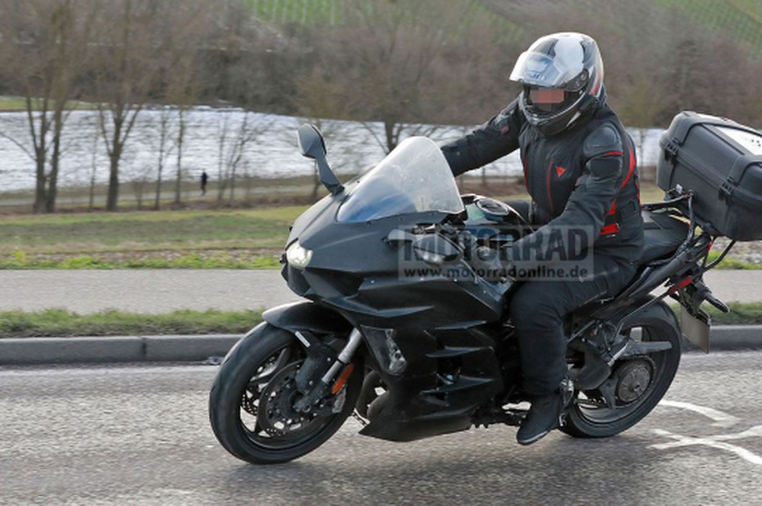 Spy shot motor baru Kawasaki Ninja H2 SX 2022, pakai fitur radar!
