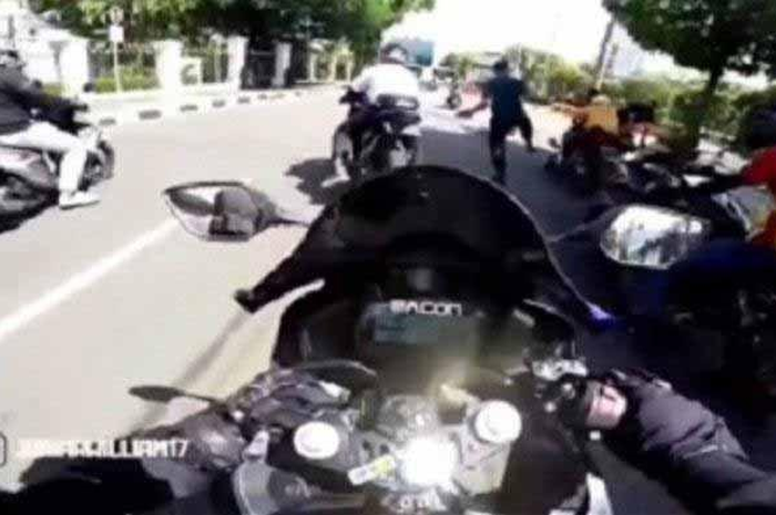 Tangkapan Layar video pengendara motor ditendang Paspampres.