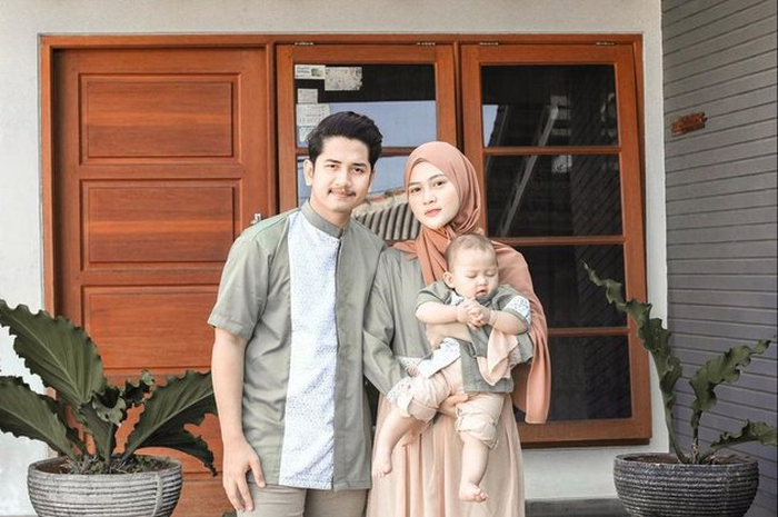 Gagal Fokus dengan Huniannya yang Homey, Istri Zikri Daulay Dicap Lupa Tuhan Karena Posting Selfie Tanpa Hijab