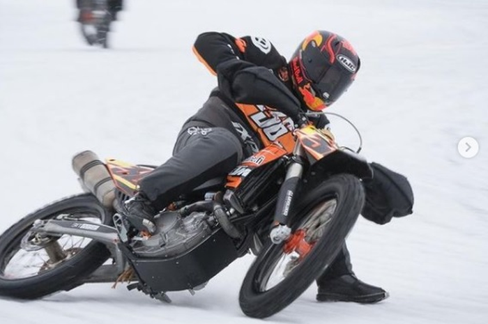 Waduh, test rider KTM, Mika Kallio kecelakaan saat latihan dengan motor di atas trek salju hingga mengalami patah tulang kaki.