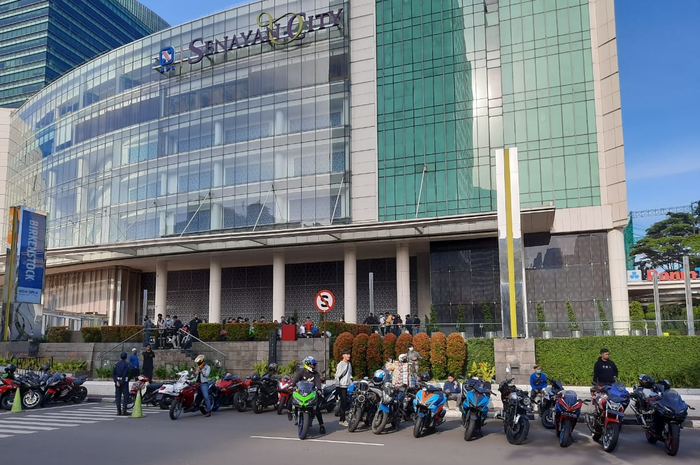 Para bikers sunmori menjadikan mall Senayan City sebagai titik kumpul.