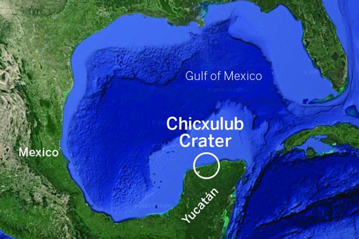 Lubang tabrakan Chcxulub (tanda bulat) terletak terutama di dasar Teluk Meksiko, sebagian melanggar landas kontinen di semenanjung Yucatan (Meksiko)