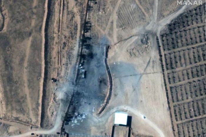 Citra satelit menunjukkan bahwa banyak bangunan telah diratakan, di area hanya 300 meter dari perbatasan Irak.