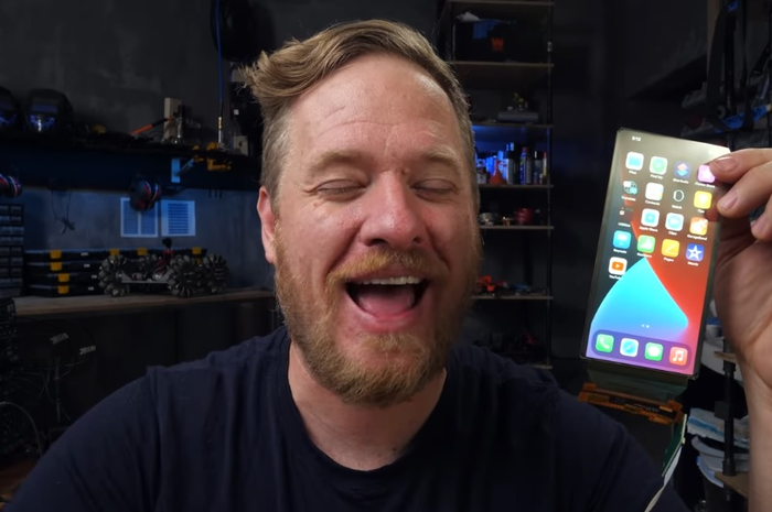 YouTuber bikin tampilan iPhone layar lipat