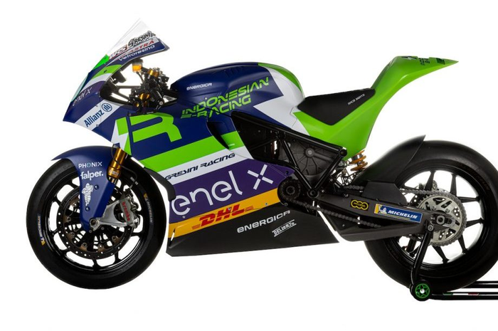 Bukan cuma di kelas Moto2 dan Moto3, tim Indonesian Racing hadir juga di kelas MotoE, begini penampakan livery-nya.