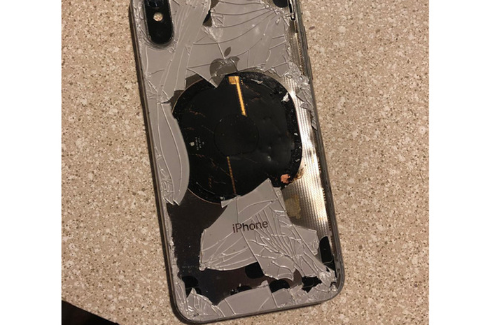 Ilustrasi iPhone X meledak