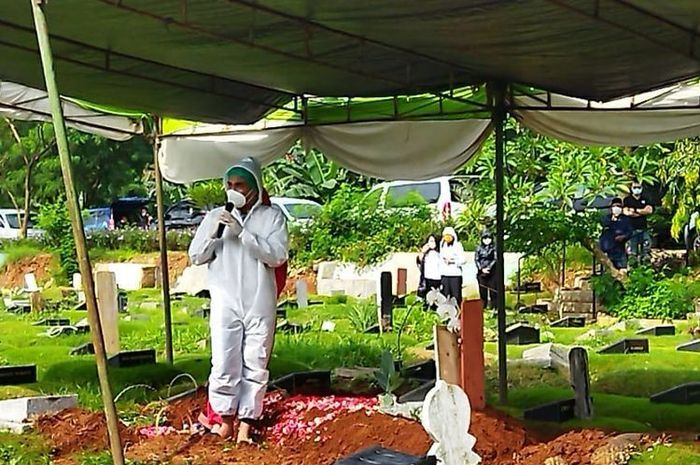 Teddy Syah di lokasi pemakaman istrinya, Rina Gunawan, Rabu (3/3/2021).
