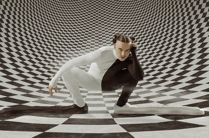 Adidas x Tommy Cash yang memiliki desain superpanjang.