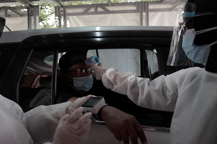 Ilustrasi vaksinasi drive-thru menggunakan aplikasi Halodoc