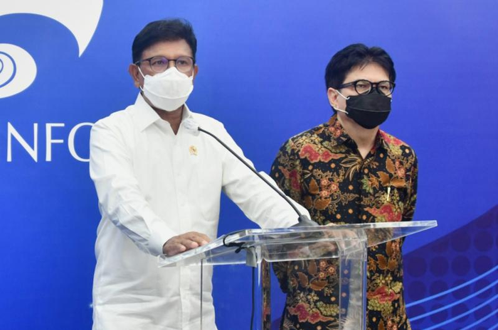 Menteri Kominfo Johnny G. Plate (kiri) didampingi Dirjen Penyelenggaraan Pos dan Infomatika Ahmad M. Ramli (kanan) memberikan keterangan pers di Jakarta, Kamis 4 Maret 2021.