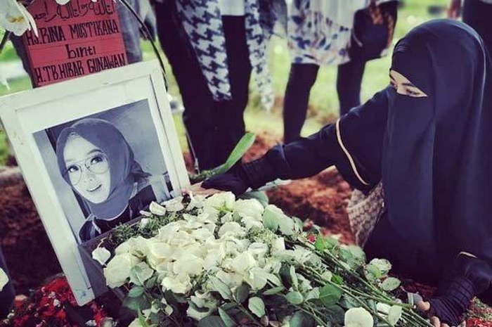 Tangis Ummi Pipik pecah di makam Rina Gunawan