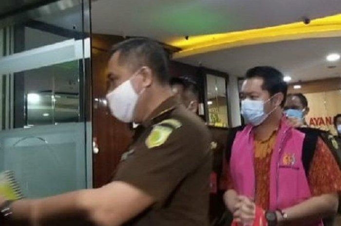Direktur PT Jakarta Emiten Investor Relationship Jimmy Sutopo (rompi pink) saat digiring dari Gedung Bundar Kejaksaan Agung menuju rumah tahanan, Senin (15/2/2021).