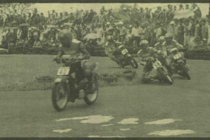 Deketbanget, persaingan antara Yamaha Force-1 dan F1-ZR di ajang Road Race Semarang dalam MOTOR Plus edisi pertama tahun 1999.