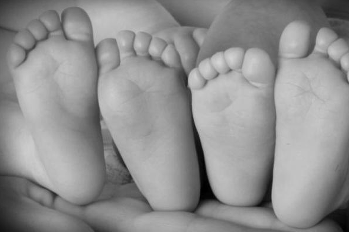 Ibu terpaksa jual bayi kembarnya agar bisa beri makan anaknya yang lain.