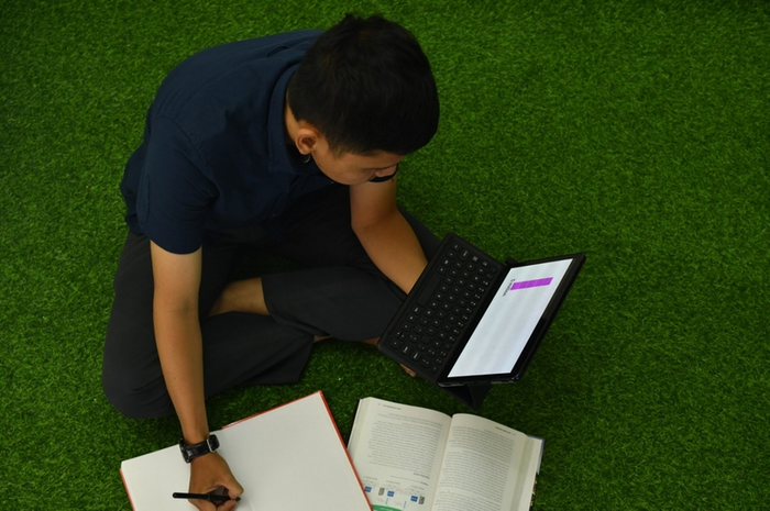 Pelajar di Malaysia rela berjualan online demi membeli hp untuk belajar online.
