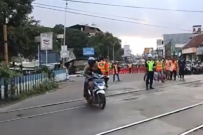 Masih nekat nerobos perlintasan kereta api, pilih nyawa hilang atau didenda.