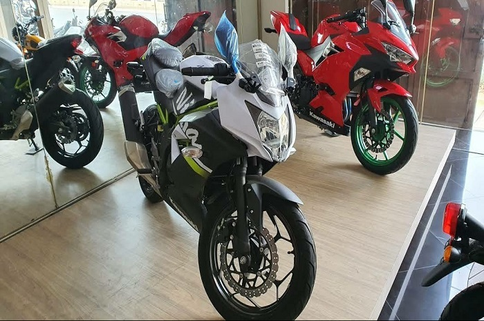 Motor baru Kawasaki turun harga jauh banget, buruan sikat sekarang juga.