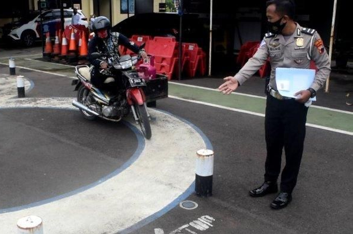 Proses ujian praktik SIM Gratis di Kota Tegal.